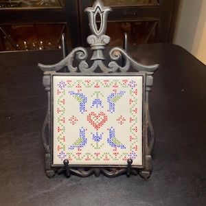Dessous de plat en cerisier vintage en fonte avec coeur d&#39;oiseaux bleus et verts Fabriqué au Japon