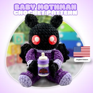 Könnte beinhalten: Ein schwarz-violettes gehäkeltes Plüschtier mit großen roten Augen, das ein kleines violettes Babyfläschchen mit einem Etikett mit der Aufschrift BABY MOTHMAN hält. Oben steht BABY MOTHMAN CROCHET PATTERN und eine US-Flagge zeigt English Pattern an.