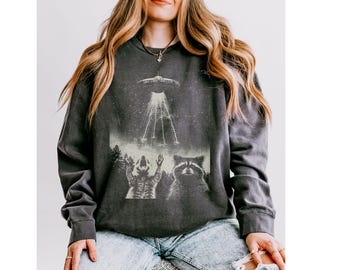 Sudadera vintage de mapache con diseño de ovni y colores cómodos, regalo divertido de cuello redondo retro de mapache, suéter extragrande de mapache, camiseta para amantes de los mapaches, camiseta con meme de ovni