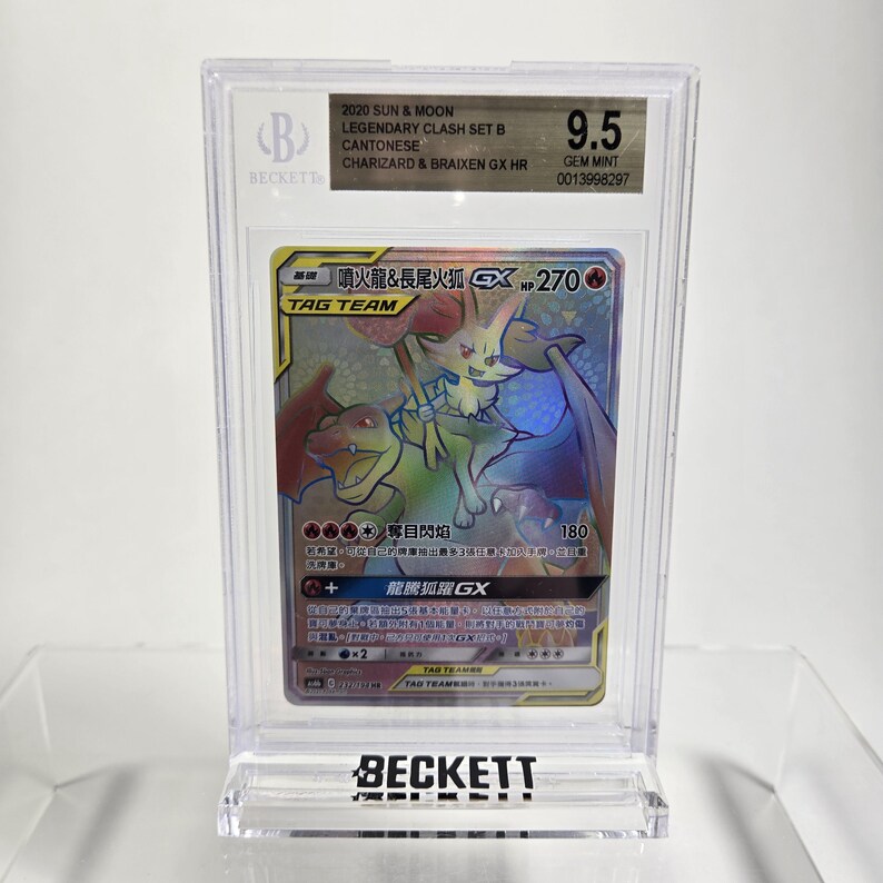 Puede incluir: Una tarjeta coleccionable Charizard & Braixen GX HR calificada del set 2020 Sun & Moon Legendary Clash B, calificada 9.5 Gem Mint por Beckett. La tarjeta presenta una colorida ilustraci&oacute;n de Charizard y Braixen, con texto en ingl&eacute;s y chino.