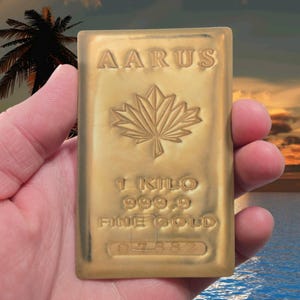 Pu&ograve; includere: Una tazza di ceramica bianca con manico nero e la scritta "But First, Coffee" in grassetto nero. La tazza &egrave; posta su uno sfondo sfocato, suggerendo un'atmosfera accogliente.