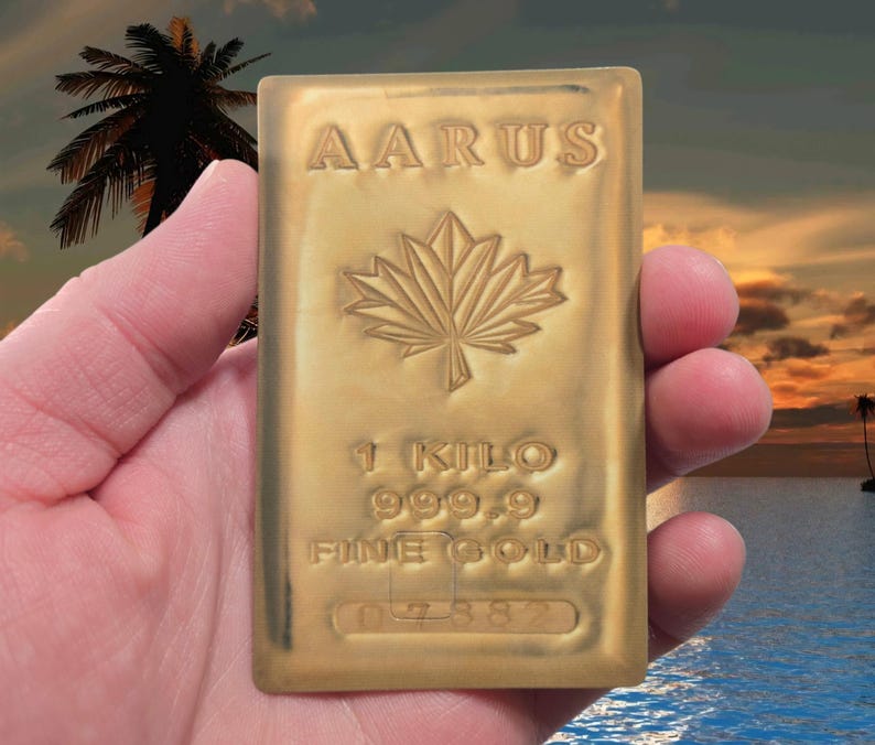 Pu&ograve; includere: Una tazza di ceramica bianca con manico nero e la scritta "But First, Coffee" in grassetto nero. La tazza &egrave; posta su uno sfondo sfocato, suggerendo un'atmosfera accogliente.