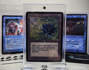 Soporte de exhibición acrílico con el símbolo de Magic The Gathering para PSA, BGS, CGC, estuche de 35 pt y protector rígido.