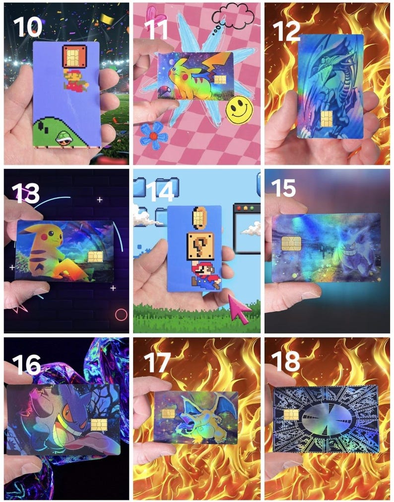 Puede incluir: Una colecci&oacute;n de tarjetas rectangulares con varios dise&ntilde;os. Las tarjetas muestran personajes pixelados, incluyendo a Mario y Pikachu, junto con otras criaturas fant&aacute;sticas. Cada tarjeta tiene un chip dorado.