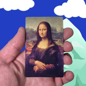 Pu&ograve; includere: Una tazza di ceramica bianca con un manico nero e la scritta "But First, Coffee" in stile scritto a mano. La tazza &egrave; su una superficie bianca. La tazza &egrave; alta circa 10 cm.