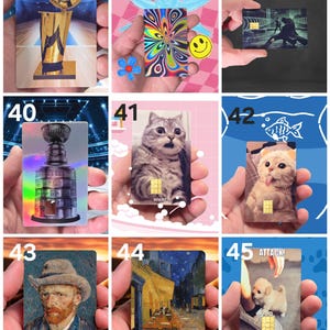 Puede incluir: Una colecci&oacute;n de tarjetas rectangulares con varios dise&ntilde;os. Una tarjeta muestra un trofeo dorado, otra un patr&oacute;n psicod&eacute;lico colorido, y otras presentan im&aacute;genes de un gato, una pintura y un cachorro. Cada tarjeta tiene un cuadrado dorado.