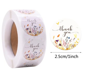 Könnte beinhalten: Rolle mit runden Aufklebern mit einem Blumenmuster und dem Text "Danke". Die Aufkleber haben einen Durchmesser von 2,5 cm.