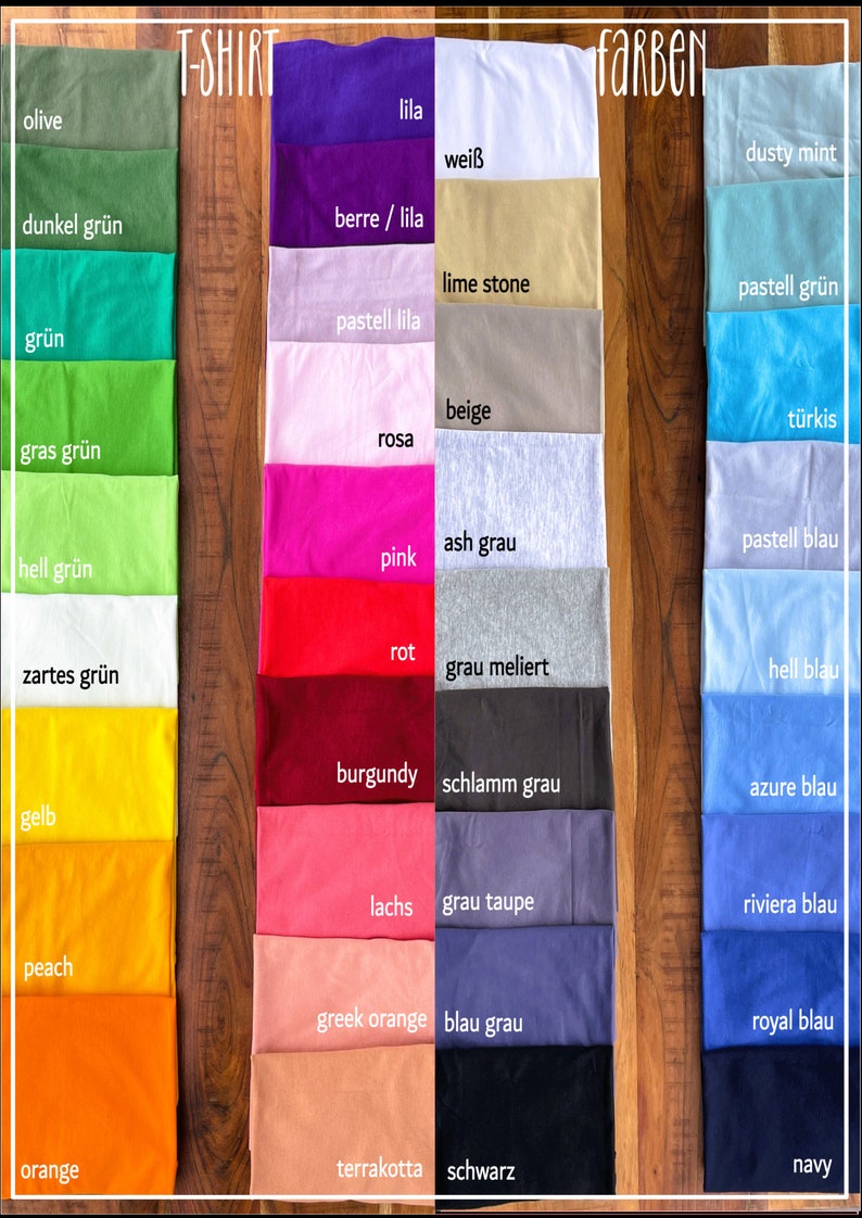 Puede incluir: Una carta de colores que muestra cuarenta y dos muestras de tela para camisetas, dispuestas en cuatro columnas verticales. El texto T-SHIRT FARBEN es visible en la parte superior. Las muestras presentan un amplio espectro de colores, incluyendo verdes, morados, rosas, rojos, naranjas, blancos, beiges, grises, azules y negros, cada uno etiquetado con su nombre de color espec&iacute;fico.
