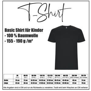 Puede incluir: Una camiseta negra de manga corta junto a una tabla de tallas. El texto incluye T-Shirt, Basic Shirt f&uuml;r Kinder, 100% Baumwolle, 155-190 g/m2 y una tabla que enumera anchos y largos en cm para tallas que van desde la 80 hasta la 170/176.