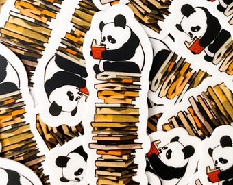 Könnte beinhalten: Eine Sammlung von Aufklebern mit einem schwarz-weißen Pandabären, der auf einem Stapel Bücher sitzt und ein Buch liest. Der Panda trägt ein rotes Buch. Die Aufkleber sind auf weißem Hintergrund.