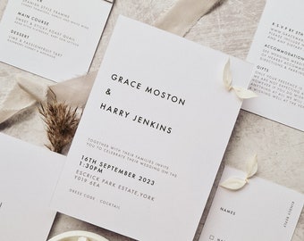 Puede incluir: Una invitación de boda blanca con texto negro que anuncia la boda de Grace Moston y Harry Jenkins el 16 de septiembre de 2023 a la 1:30 PM en Escrick Park Estate, York. El código de vestimenta es cóctel.