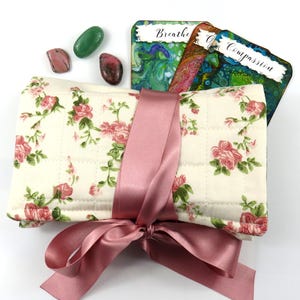 Gestepptes Blumen Tarot Wickel- und Lesetuch, Orakel Beutel, Kristalltasche, Charms Beutel, Runentasche, Mala Perlenbeutel