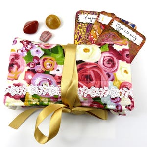 Gesteppte Blumen und Spitze Tarot Wickel- und Lesetuch, Orakel Beutel, Kristalltasche, Charms Beutel, Runentasche, Mala Perlenbeutel