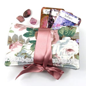 Gesteppte Blumen und Spitze Tarot Wickel- und Lesetuch, Orakel Beutel, Kristalltasche, Charms Beutel, Runentasche, Mala Perlenbeutel