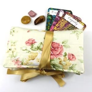 Gesteppte Blumen und Spitze Tarot Wickel- und Lesetuch, Orakel Beutel, Kristalltasche, Charms Beutel, Runentasche, Mala Perlenbeutel