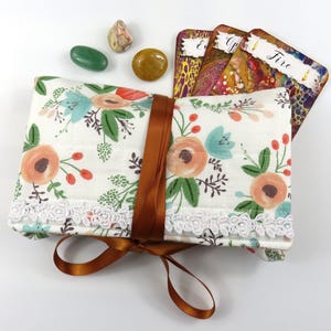Gesteppte Blumen und Spitze Tarot Wickel- und Lesetuch, Orakel Beutel, Kristalltasche, Charms Beutel, Runentasche, Mala Perlenbeutel