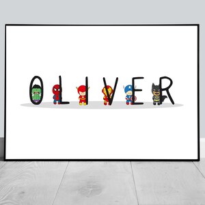Może przedstawiać: Białe tło z napisem "OLIVER" napisanym czarnym kolorem. Każda litera ma przed sobą innego superbohatera. Postaciami są Hulk, Spiderman, Flash, Iron Man, Kapitan Ameryka i Batman.