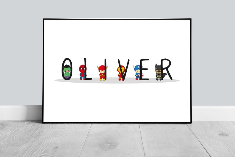 Może przedstawiać: Białe tło z napisem "OLIVER" napisanym czarnym kolorem. Każda litera ma przed sobą innego superbohatera. Postaciami są Hulk, Spiderman, Flash, Iron Man, Kapitan Ameryka i Batman.