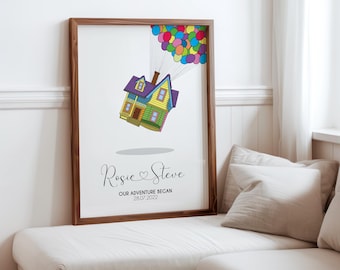 Peut inclure: Une illustration colorée d'une maison s'envolant avec des ballons. La maison est jaune avec des bordures vertes et un toit violet. Le texte "Rosie ♥ Steve Our adventure began 28.07.2022" est sous la maison.