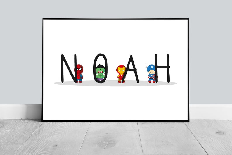 Może przedstawiać: Białe tło z napisem NOAH napisanym czarnym kolorem, za każdą literą znajduje się postać superbohatera. Postacie to Spiderman, Hulk, Iron Man i Kapitan Ameryka.