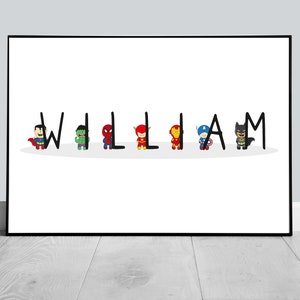 Może przedstawiać: Biały plakat do wydrukowania z imieniem "WILLIAM" napisanym czarnymi literami. Każda litera jest ozdobiona innym superbohaterem, w tym Supermanem, Hulkiem, Spider-Manem, Flashem, Iron Manem, Kapitanem Ameryką i Batmanem.