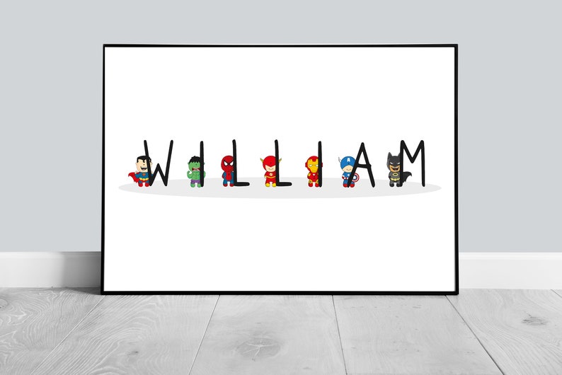 Może przedstawiać: Biały plakat do wydrukowania z imieniem "WILLIAM" napisanym czarnymi literami. Każda litera jest ozdobiona innym superbohaterem, w tym Supermanem, Hulkiem, Spider-Manem, Flashem, Iron Manem, Kapitanem Ameryką i Batmanem.