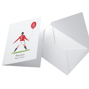 Puede incluir: Una tarjeta blanca con una ilustraci&oacute;n de un futbolista rojo y blanco sosteniendo un globo rojo con el n&uacute;mero 8. La tarjeta dice "&iexcl;Feliz cumplea&ntilde;os Harrison!"