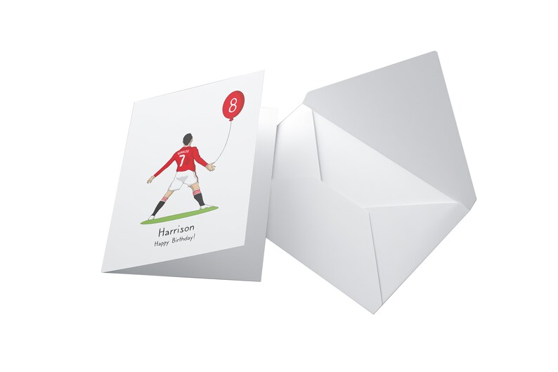 Puede incluir: Una tarjeta blanca con una ilustraci&oacute;n de un futbolista rojo y blanco sosteniendo un globo rojo con el n&uacute;mero 8. La tarjeta dice "&iexcl;Feliz cumplea&ntilde;os Harrison!"