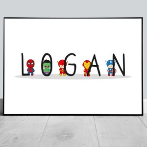 Może przedstawiać: Białe tło z imieniem "LOGAN" napisanym czarnym kolorem. Każda litera ma przed sobą innego superbohatera: Spidermana, Hulka, Flasha, Iron Mana i Kapitana Amerykę.