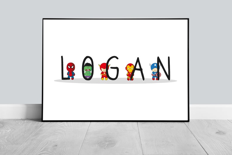 Może przedstawiać: Białe tło z imieniem "LOGAN" napisanym czarnym kolorem. Każda litera ma przed sobą innego superbohatera: Spidermana, Hulka, Flasha, Iron Mana i Kapitana Amerykę.