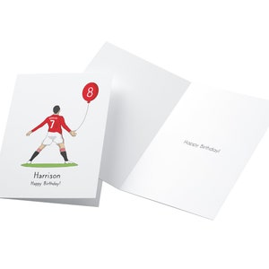 Puede incluir: Una tarjeta de cumplea&ntilde;os con una ilustraci&oacute;n de dibujos animados de un jugador de f&uacute;tbol que sostiene un globo rojo con el n&uacute;mero 8. La tarjeta dice "Harrison &iexcl;Feliz cumplea&ntilde;os!" en el frente y "&iexcl;Feliz cumplea&ntilde;os!" en el interior.