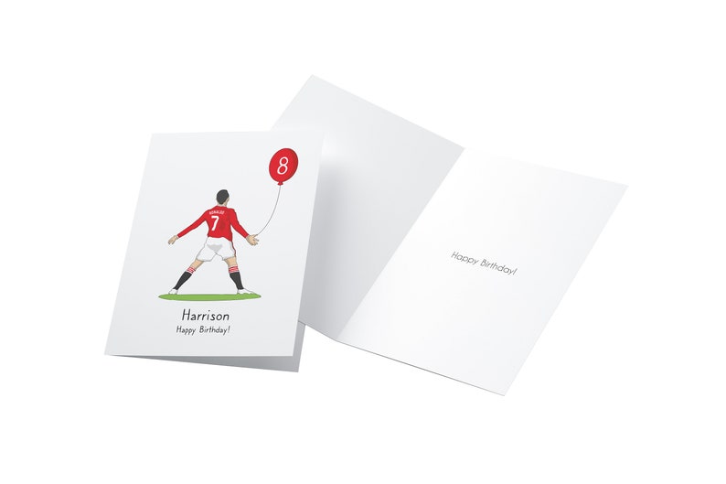 Puede incluir: Una tarjeta de cumplea&ntilde;os con una ilustraci&oacute;n de dibujos animados de un jugador de f&uacute;tbol que sostiene un globo rojo con el n&uacute;mero 8. La tarjeta dice "Harrison &iexcl;Feliz cumplea&ntilde;os!" en el frente y "&iexcl;Feliz cumplea&ntilde;os!" en el interior.