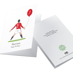 Puede incluir: Una tarjeta blanca con una ilustraci&oacute;n de dibujos animados de un jugador de f&uacute;tbol que sostiene un globo rojo con el n&uacute;mero 7. La tarjeta dice "Harrison &iexcl;Feliz cumplea&ntilde;os!" en el frente. La parte posterior de la tarjeta dice "Feliz cumplea&ntilde;os Gracias por apoyar un negocio familiar".