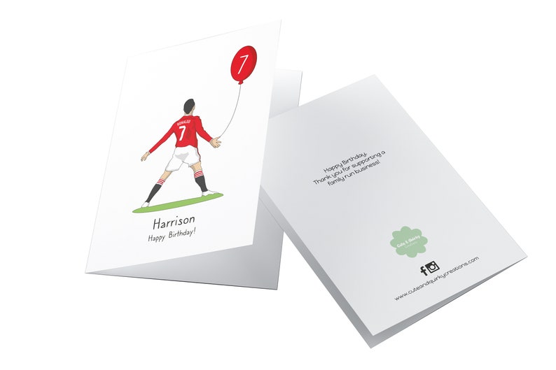 Puede incluir: Una tarjeta blanca con una ilustraci&oacute;n de dibujos animados de un jugador de f&uacute;tbol que sostiene un globo rojo con el n&uacute;mero 7. La tarjeta dice "Harrison &iexcl;Feliz cumplea&ntilde;os!" en el frente. La parte posterior de la tarjeta dice "Feliz cumplea&ntilde;os Gracias por apoyar un negocio familiar".