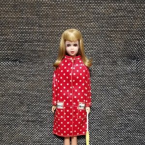 Japońska lalka Barbie Blond Francie w czerwonym płaszczu przeciwdeszczowym