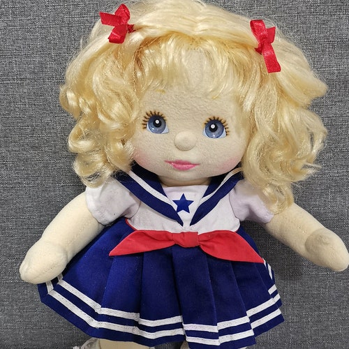 La fille blonde aux yeux bleus | Vecteur Gratuite