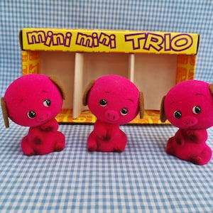 Cerdito de cerámica japonesa vintage, kitsch, kawaii, con ojos grandes, pequeño cerdito de terciopelo rosa, tres figuritas japonesas