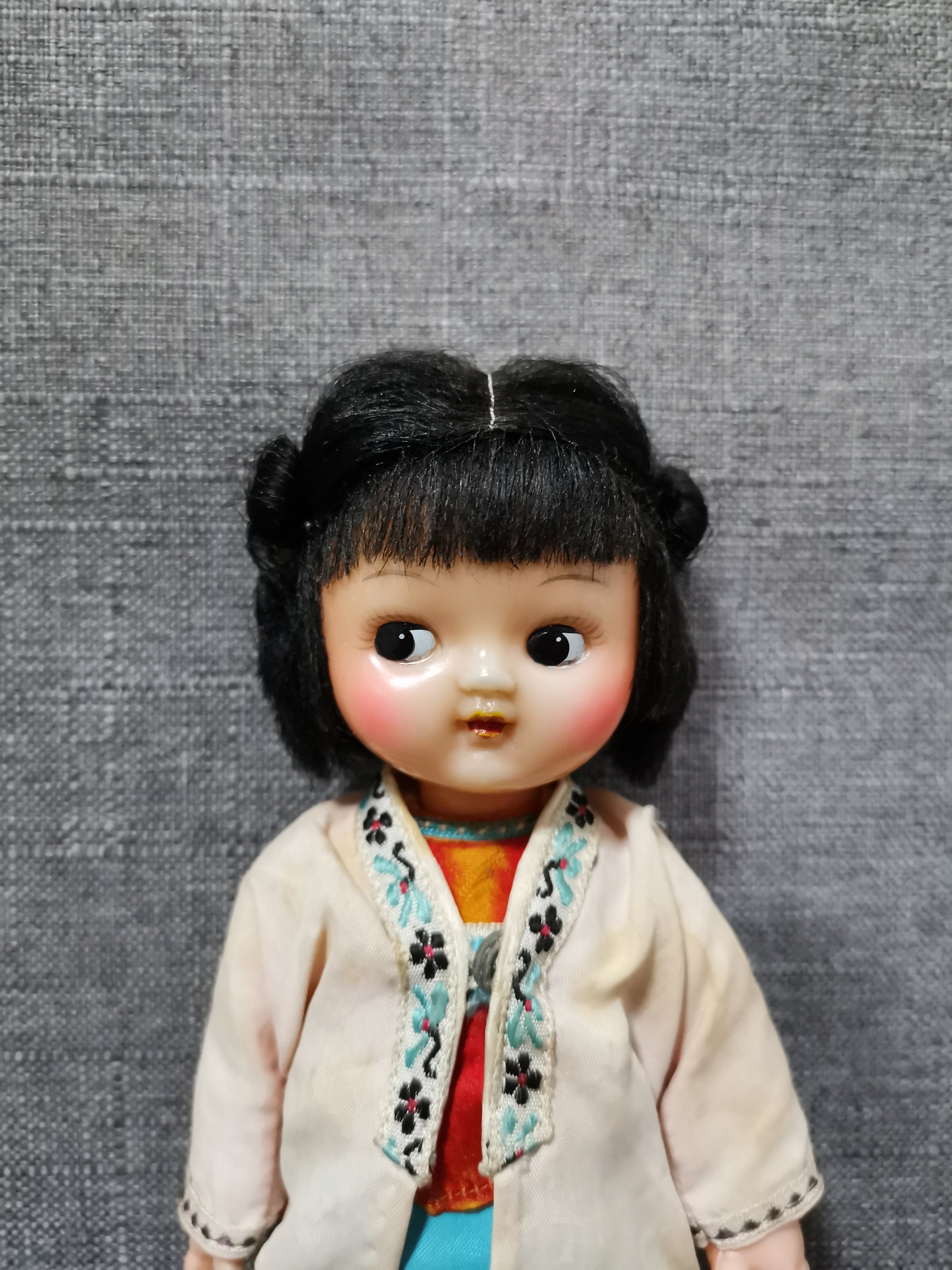 ヴィンテージのかわいい古い小さな大きな目の女の子の赤ちゃんの中国の 