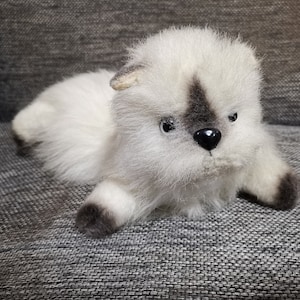 Peluche vintage a forma di gatto soriano di pelliccia bianca