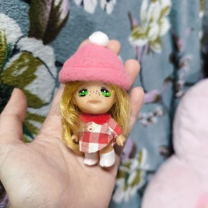 Bambola di gomma vintage kawaii con occhi verdi e papavero