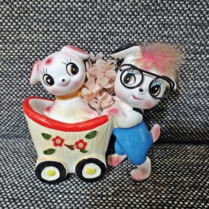 ヴィンテージの日本のかわいい動物の陶器のキッチュな大きな目の子犬のカートには、眠っている小さな子犬の船首像があります