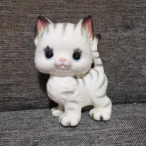 Vintage Keramik Kitsch großes Auge getigerte Kitty Katze Japan Sparschwein Plüschpuppe