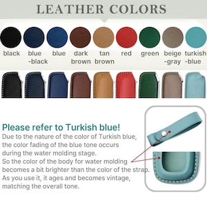 Puede incluir: Carta de colores de cuero con diez colores diferentes: negro, azul, azul, marr&oacute;n oscuro, marr&oacute;n claro, rojo, verde, beige y turquesa. La tabla muestra el color del cuero utilizado para un llavero. El texto "&iexcl;Consulte el azul turco!" est&aacute; debajo de la tabla. El texto explica que el color del cuero azul turco puede desvanecerse durante el proceso de moldeo en agua.