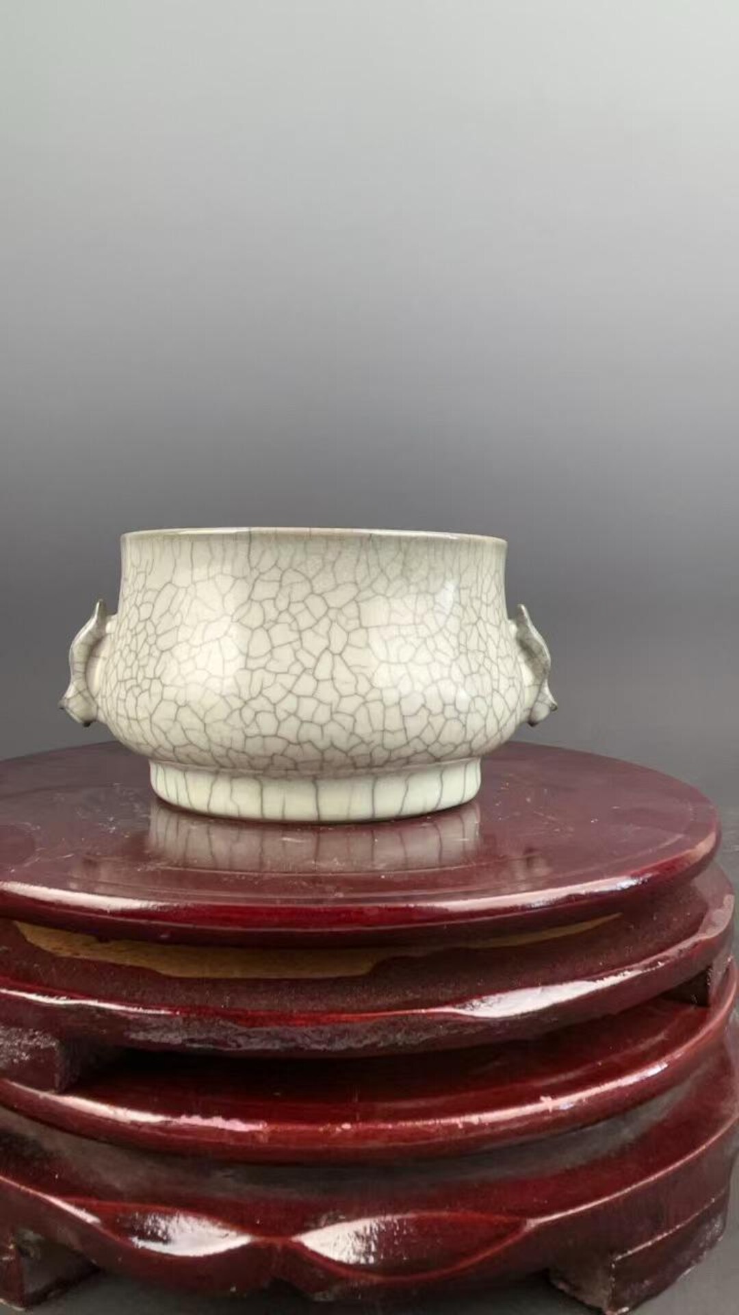 中国の古い陶器の香炉、関焼の青磁の双耳香炉、関窯のひび割れ釉