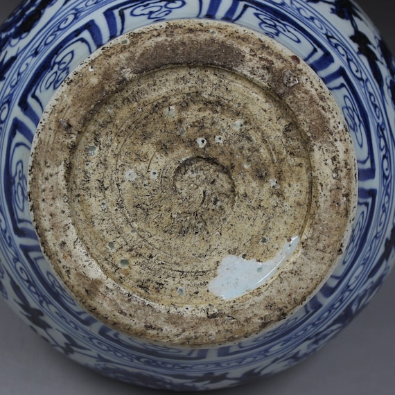 中国の古い陶器の壺、中国の青と白の磁器の壺、手描きの花模様の陶器の