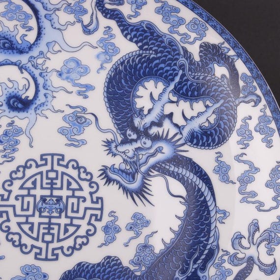 中国の古い陶器皿景徳鎮製の青と白の磁器皿、手描きの龍と鳳凰の模様