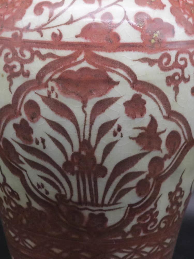 中国のアンティーク陶器の花瓶、元朝の釉下赤磁器梅花瓶、手描きの魚藻