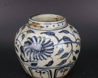 Chinese antique porcelain jar Ming dynasty style blue and white porcelain jar hand painted cloud pattern.Chinese antique ceremic pot