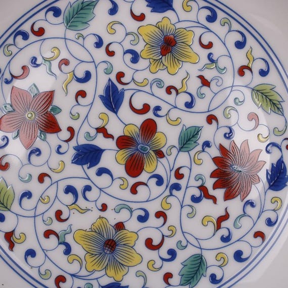 中国の古い陶磁器の皿、清朝雍正時代の青白豆彩磁器の皿、手描きの花の