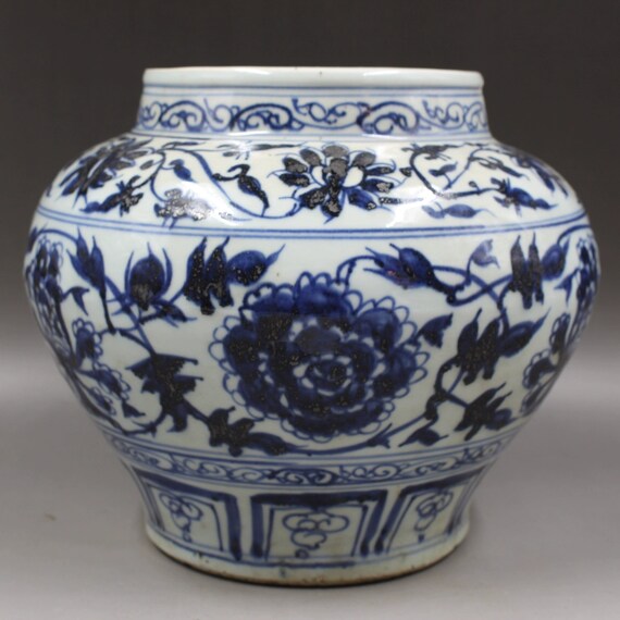 中国の古い陶器の壺、中国の青と白の磁器の壺、手描きの花模様の陶器の